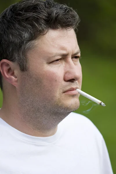 中東系の男性喫煙者 — ストック写真