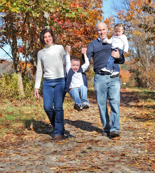 Boldog család séta — Stock Fotó