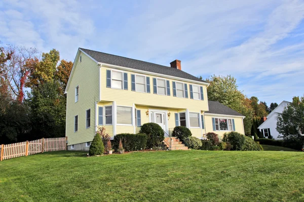 Yellow New England Style colonial house — Stock Photo, Image