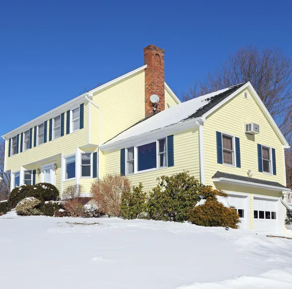 Дом в колониальном стиле зимой — стоковое фото