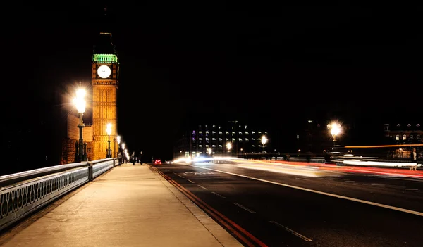 Westminster bridge v Londýně v noci — Stock fotografie