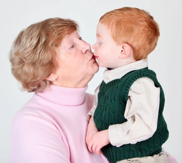 Babcia pocałunek — Zdjęcie stockowe