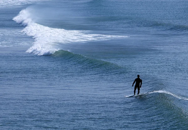 Anonim yalnız sörfçü — Stok fotoğraf