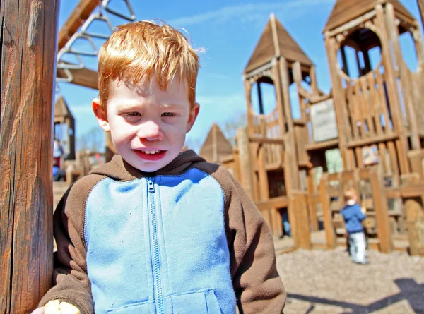 Chłopiec w plac zabaw dla dzieci — Zdjęcie stockowe