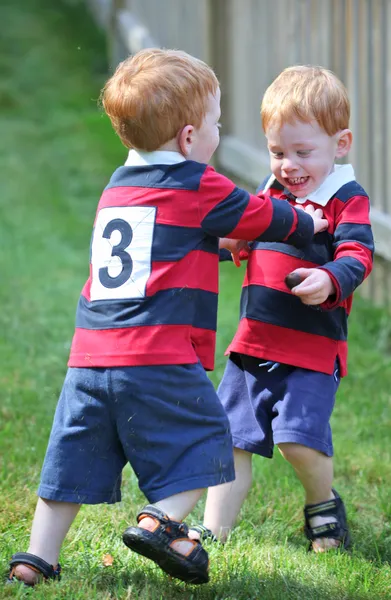 Happy twins — Stockfoto