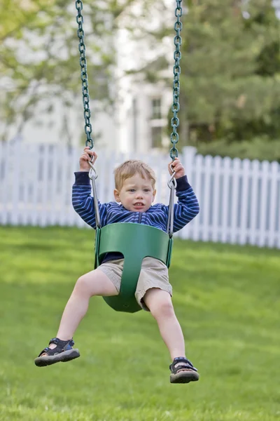 Nerwowego chłopca na swing — Zdjęcie stockowe