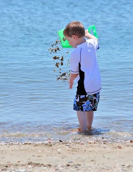 Хлопчик на пляжі — стокове фото