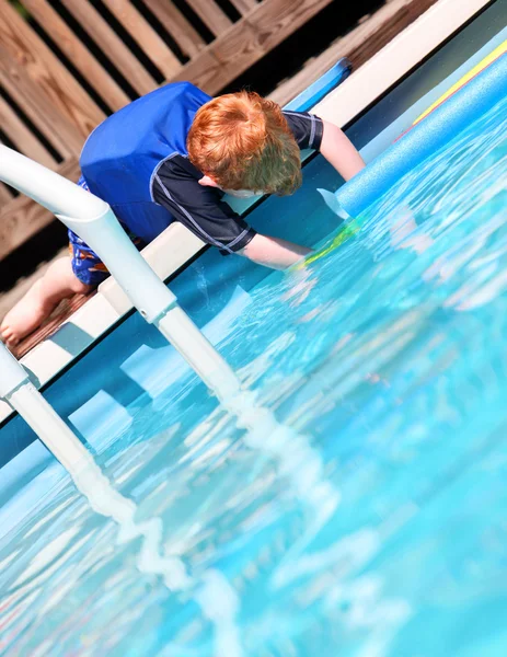 Rapaz por piscina — Fotografia de Stock