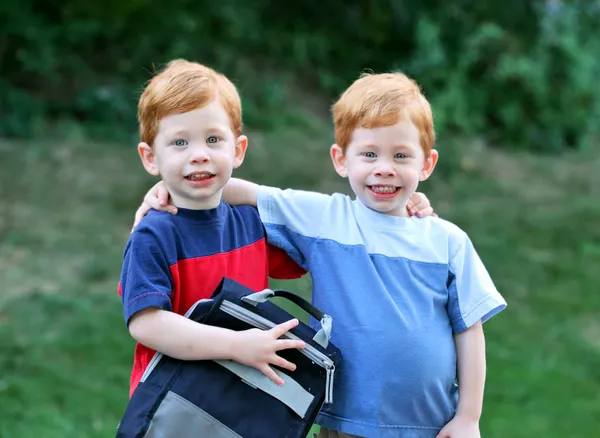 Twins outside — Stock Photo, Image