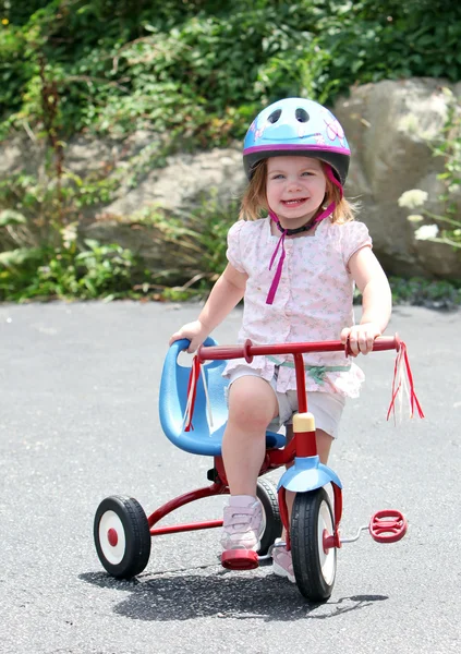 Słodkie dziewczyny na rowerze — Zdjęcie stockowe