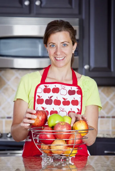 Szczęśliwa kobieta z jabłkami — Zdjęcie stockowe