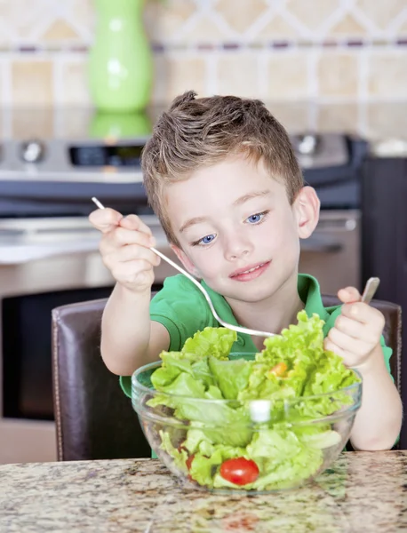 Niño haciendo ensalada — Foto de Stock