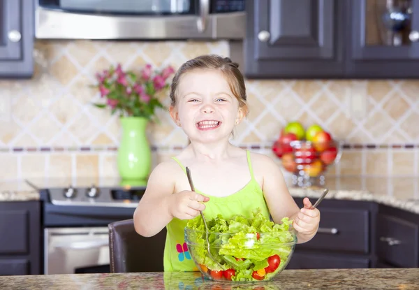 Mädchen macht Salat — Stockfoto