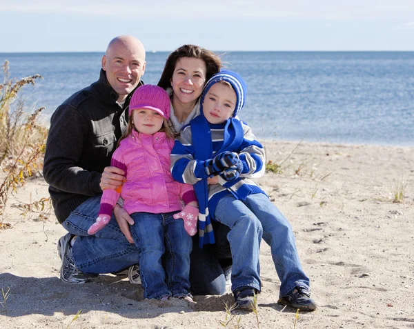 Family at beach — Stock Photo, Image