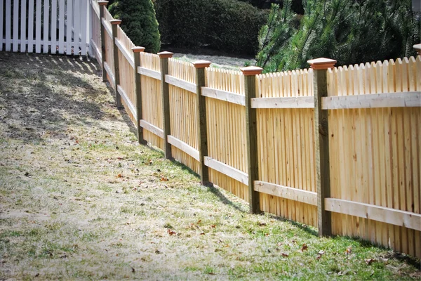 Fence in yard — Stock Photo, Image