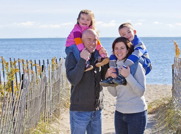 Čtyřčlenná rodina na pláži — Stock fotografie