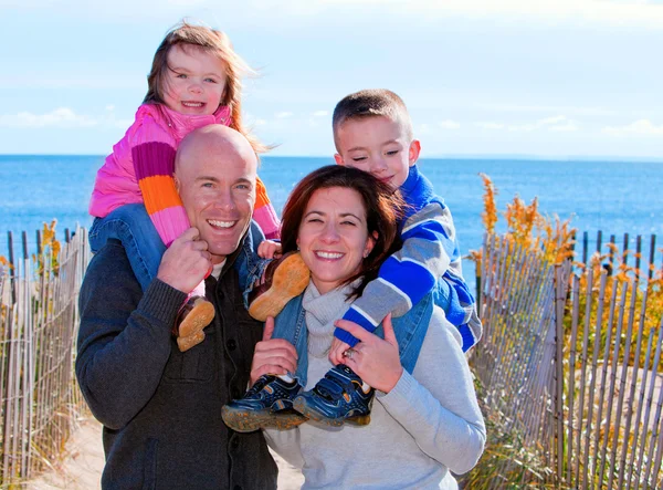 Família de quatro pessoas na praia — Fotografia de Stock
