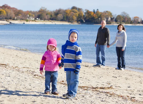 Family of four at the beach — Stock Photo, Image