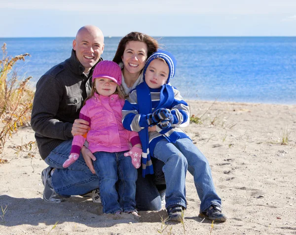 Famiglia di quattro persone in spiaggia — Foto Stock