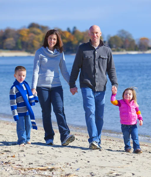 Família de quatro pessoas na praia — Fotografia de Stock