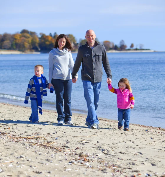 Négyfős család a parton — Stock Fotó