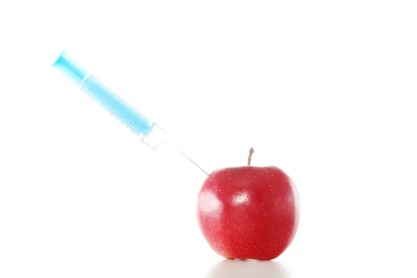 Roter Apfel und Spritzen — Stockfoto