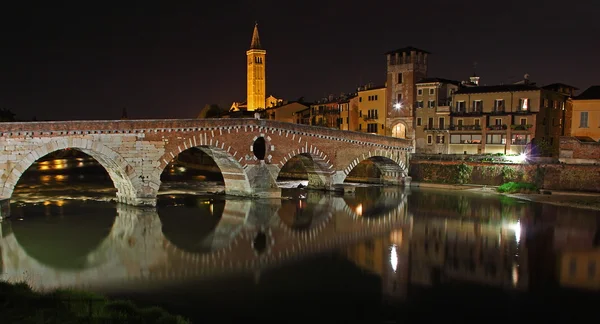 Noční pohled z verona, Itálie — Stock fotografie