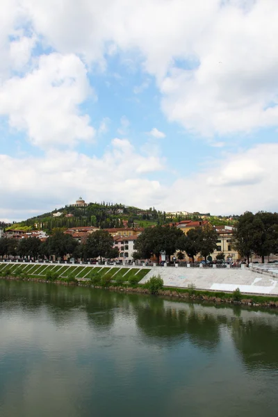 Colina de Verona ao longo do rio Adige, Itália — Fotografia de Stock