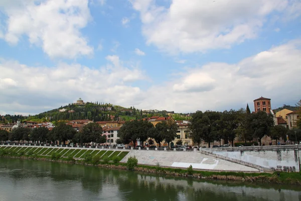 Heuvel van verona langs de rivier de adige, Italië — Stockfoto