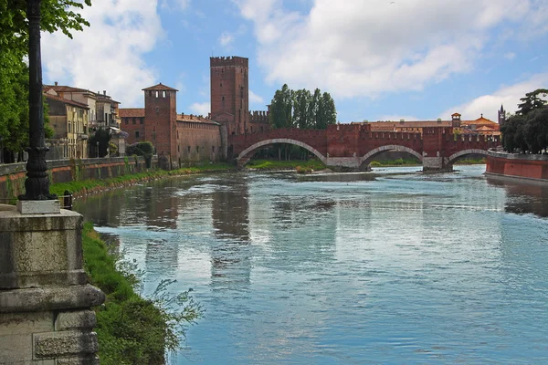 Verona langs de rivier de adige, Italië — Stockfoto