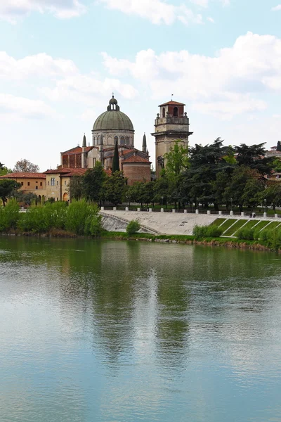 Verona ao longo do rio Adige, Itália — Fotografia de Stock