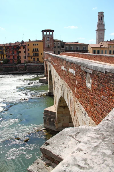 Verona podél řeky adige, Itálie — Stock fotografie