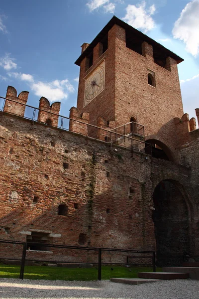 Torn klocka av gamla slott i verona, Italien — Stockfoto