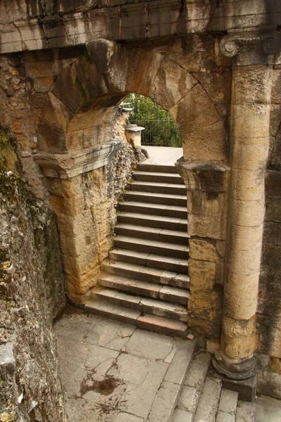 Antika romerska bågen och trappa — Stockfoto