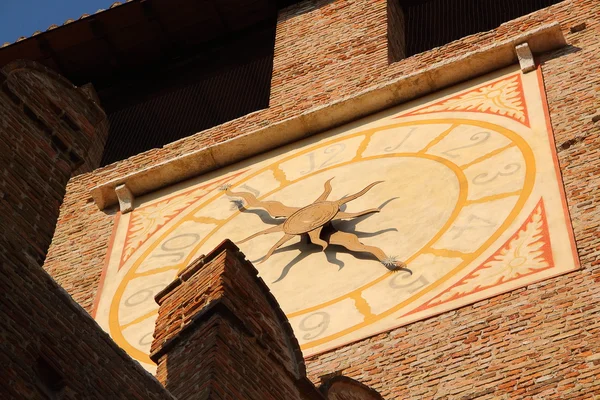 时钟的旧城堡在意大利维罗纳 — 图库照片
