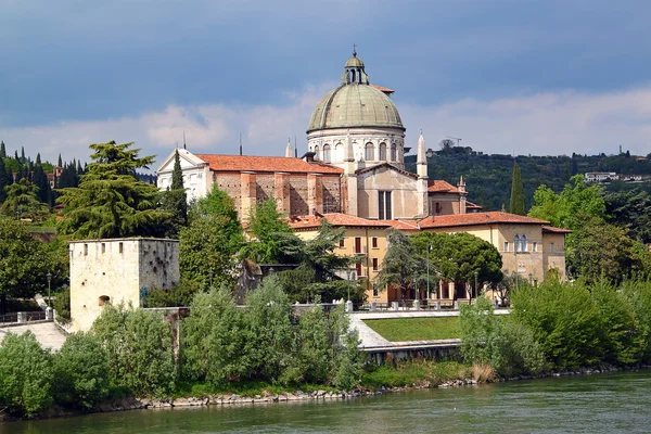 Verona podél řeky adige, Itálie — Stock fotografie