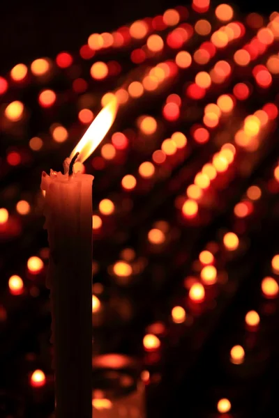 Licht kaarsen in een crypte — Stockfoto