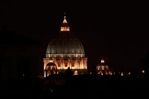 Kopuła Świętego Piotra Bazylika nocą — Zdjęcie stockowe
