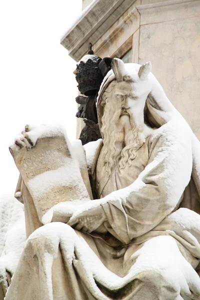 Statue covered by snow — Stock Photo, Image