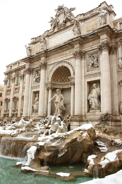 The Trevi Fountain covered by snow — Stock Photo, Image