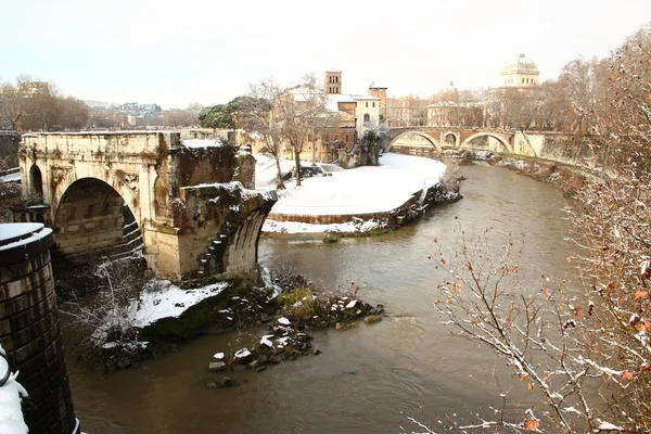 L'isola del Tevere coperta di neve — Foto Stock