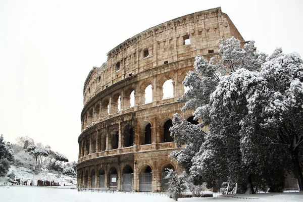 Колизей, покрытый снегом — стоковое фото