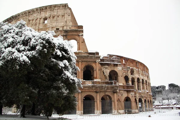 Colosseum täcks av snö — Stockfoto