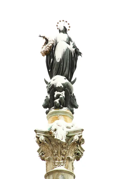 Άγαλμα της Παναγίας που σκεπάζεται από τα χιόνια — Φωτογραφία Αρχείου
