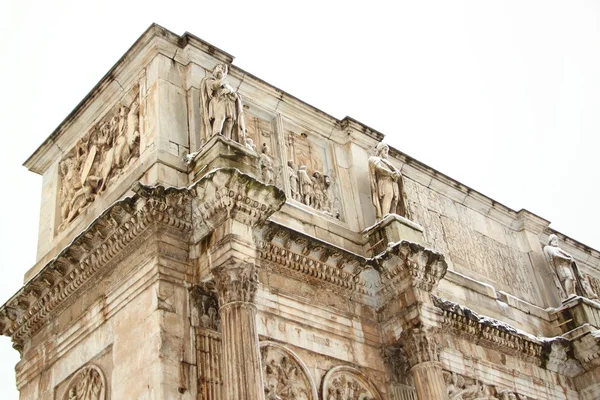 O Arco de Constantino coberto de neve — Fotografia de Stock