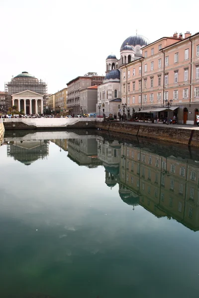 Reflexão de edifícios no grande canal (Trieste, Itália ) — Fotografia de Stock