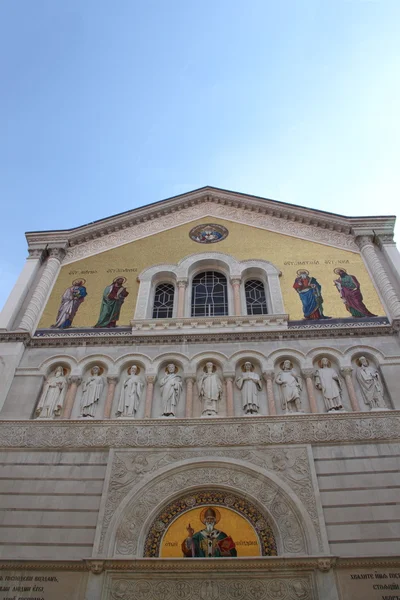 Fachada de uma igreja ortodoxa — Fotografia de Stock