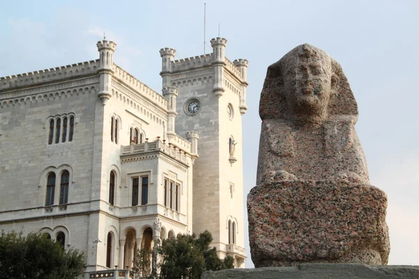 Miramare slottet med en sfinx, trieste Italien — Stockfoto