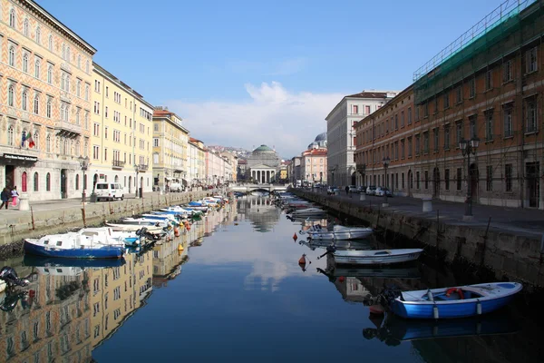 Grand Canal a csónakok Horgonyzott, Trieszt, Olaszország — Stock Fotó