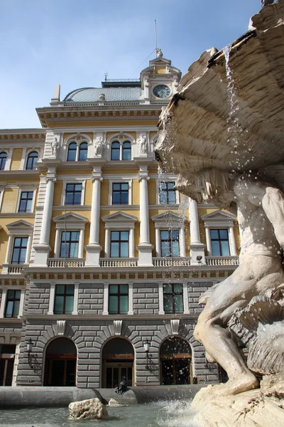Fuente y un edificio histórico en Trieste, Italia —  Fotos de Stock